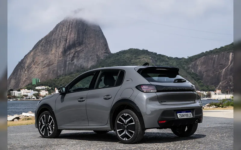 Peugeot 208 - foto 2