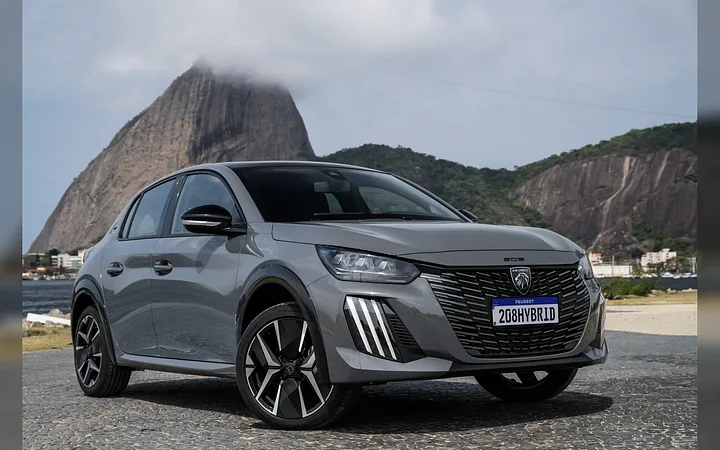 Peugeot 208 - foto 1