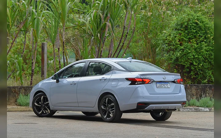 Nissan Versa - foto 2